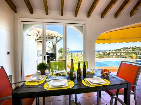 Table, Furniture, Tableware, Property, Chair, Plant, Water, Window, Interior Design, Bottle