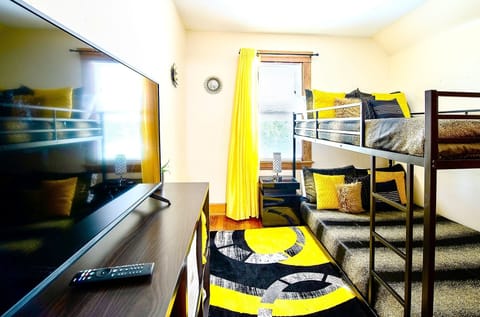 3 bedrooms, desk, iron/ironing board, free WiFi