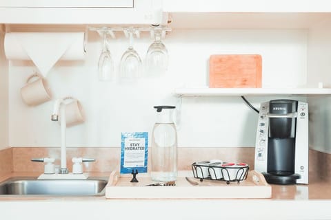 Fridge, coffee/tea maker