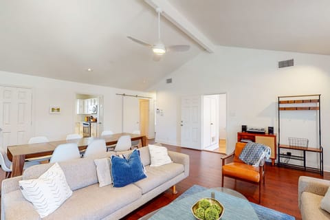 Stylish hideaway dog-friendly with backyard - close to Zilker Park & Downtown House in Zilker