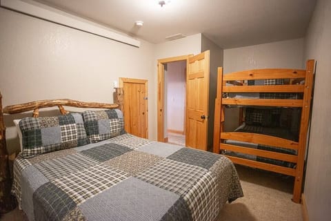 6 bedrooms, iron/ironing board, cribs/infant beds, free WiFi