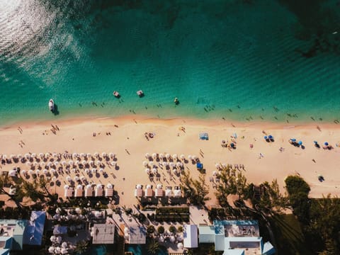 Beach nearby, sun loungers, beach towels