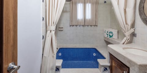 Combined shower/tub, jetted tub, hair dryer, towels