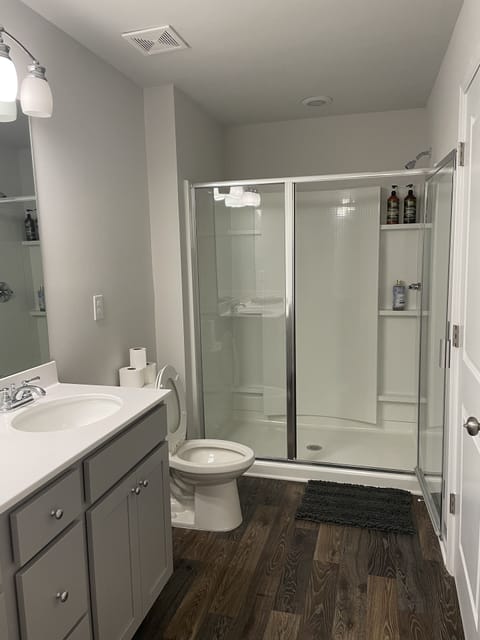 Combined shower/tub, towels