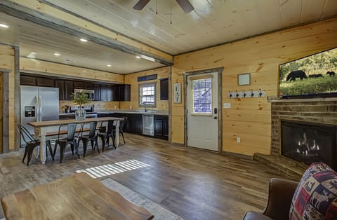 Private kitchen | Fridge, microwave, oven, stovetop