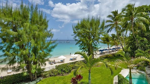 Beach nearby, sun loungers, beach towels