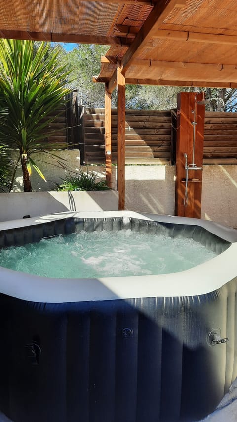 Outdoor spa tub