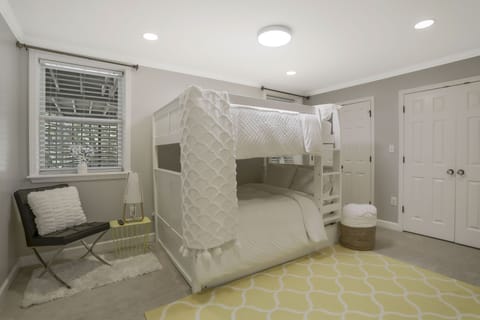 4 bedrooms, desk, iron/ironing board, travel crib