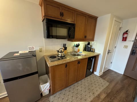 Fridge, microwave, stovetop, coffee/tea maker