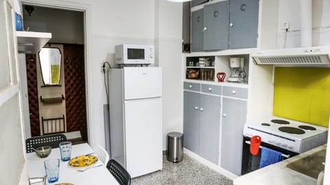 Fridge, microwave, oven, coffee/tea maker