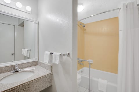 Combined shower/tub, towels, soap, toilet paper