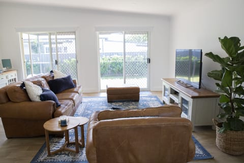 Living area | Smart TV, fireplace, DVD player, books