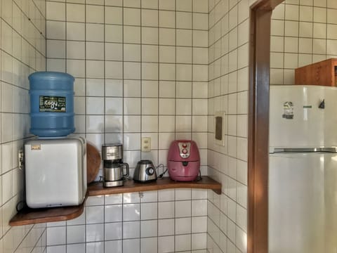 Fridge, stovetop, coffee/tea maker, blender