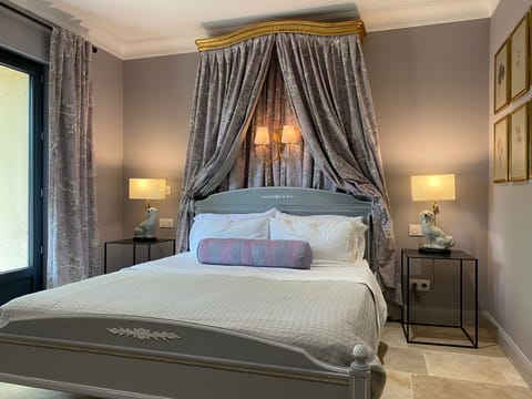 Chambre Terrasse has a 180 cm bed and is on the ground floor.