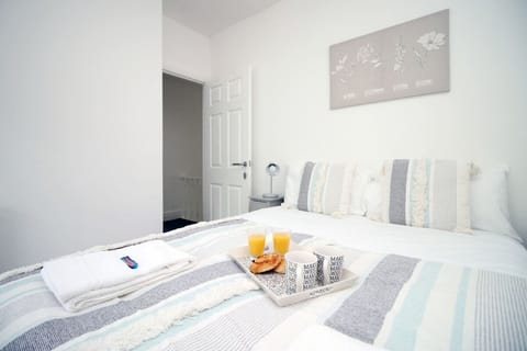 Double bedroom, hotel standard linens