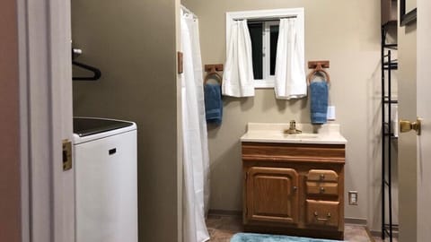 Combined shower/tub, hair dryer, towels