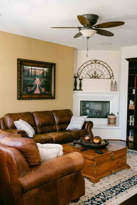 Living area | Smart TV, fireplace, DVD player, books