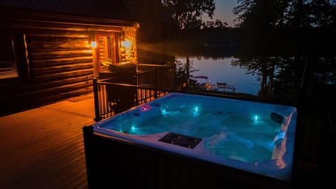 Relaxation at its finest: Unwind in the serene oasis of our lakeside 6-8 person hot tub!  Immerse yourself in soothing warmth, surrounded by natures sounds & bubbling water. Enjoy it in the sun or under the stars, it welcomes you upon your arrival! 