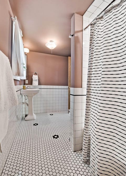 Combined shower/tub, towels