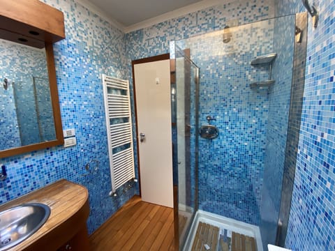 Combined shower/tub, hair dryer, bidet, towels