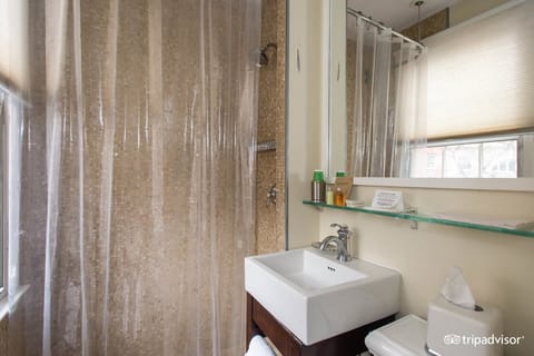 Combined shower/tub, hair dryer, towels