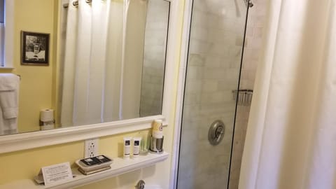 Combined shower/tub, hair dryer, towels