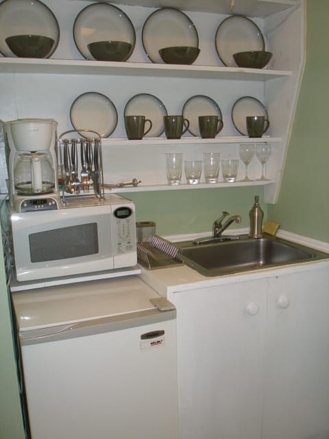 Fridge, microwave, dishwasher, coffee/tea maker