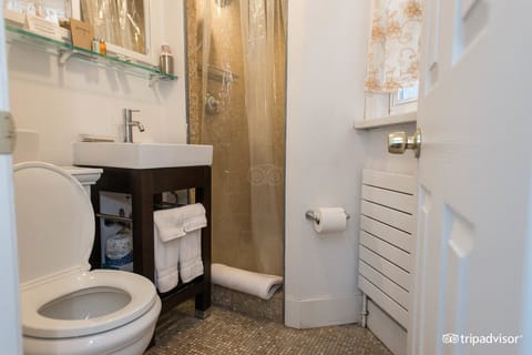 Combined shower/tub, hair dryer, towels