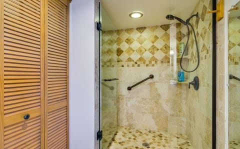 Master Shower - Full tile, clear glass - Huge!