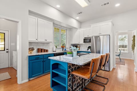 Private kitchen | Fridge, microwave, oven, stovetop