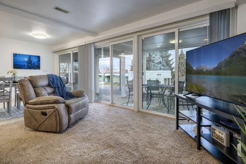 Floor to Ceiling Windows to see all the Lake Views!