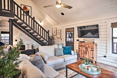 Sulphur Springs Vacation Rental | 2BR | 2.5BA | Step-Free Access | 1,650 Sq Ft