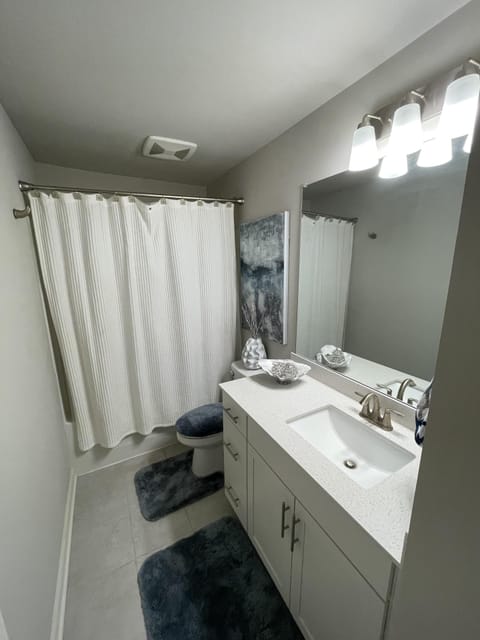 Combined shower/tub