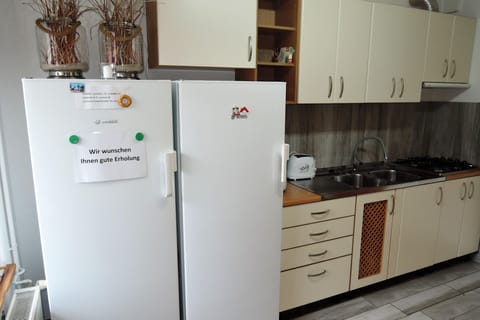 Fridge, stovetop, coffee/tea maker, electric kettle