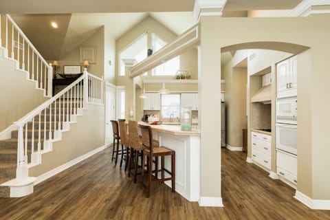 Long breakfast bar allows seating for 4