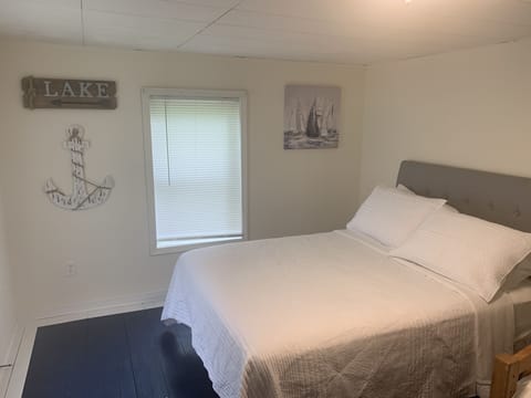 Lake Mates double bed along with a single bed. Water view. Smart Lamps!