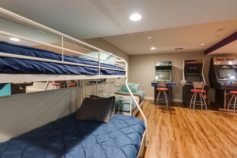 4 bedrooms, desk, iron/ironing board, internet