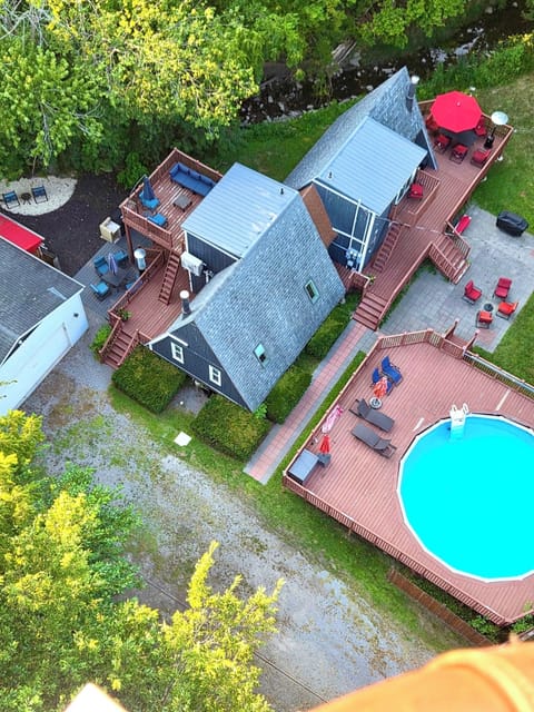 Drone shot of 517-519 College St. Red furniture is for 517, blue is for 519.