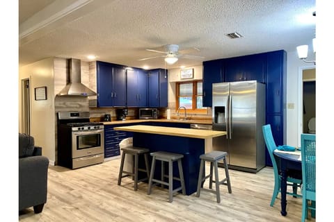 Private kitchen | Microwave, dishwasher, coffee/tea maker, cookware/dishes/utensils