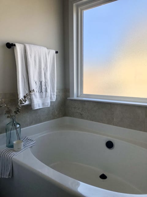 Combined shower/tub, hair dryer, towels