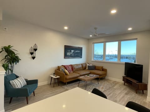 Living area | Smart TV, table tennis, books