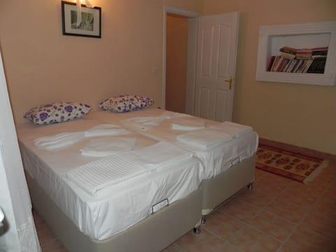 5 bedrooms, iron/ironing board, free WiFi, bed sheets