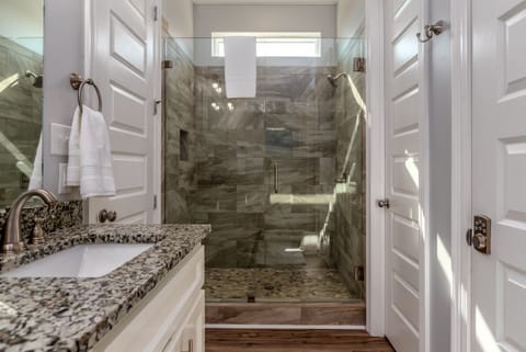 Combined shower/tub, towels