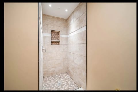 Combined shower/tub, towels, soap, toilet paper