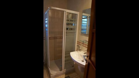 Combined shower/tub, hair dryer, towels