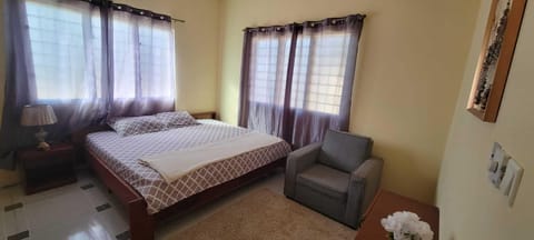 5 bedrooms, desk, iron/ironing board, bed sheets