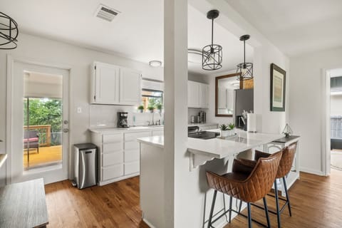 Bright and elegant kitchen with timeless white cabinets, blending style and functionality for the perfect culinary space. ✨🍽️
