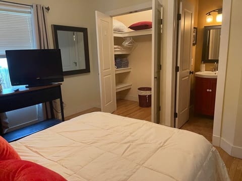 3 bedrooms, in-room safe, desk, iron/ironing board