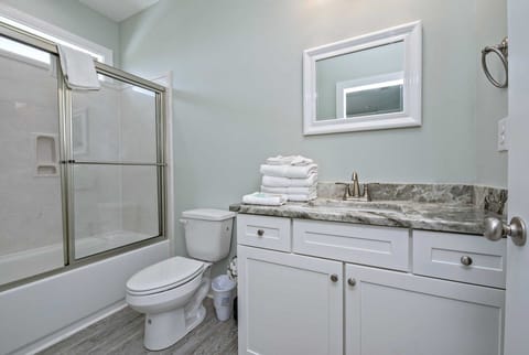 Combined shower/tub, towels