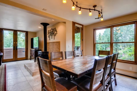 Ravens Bungalow dining area with deck access